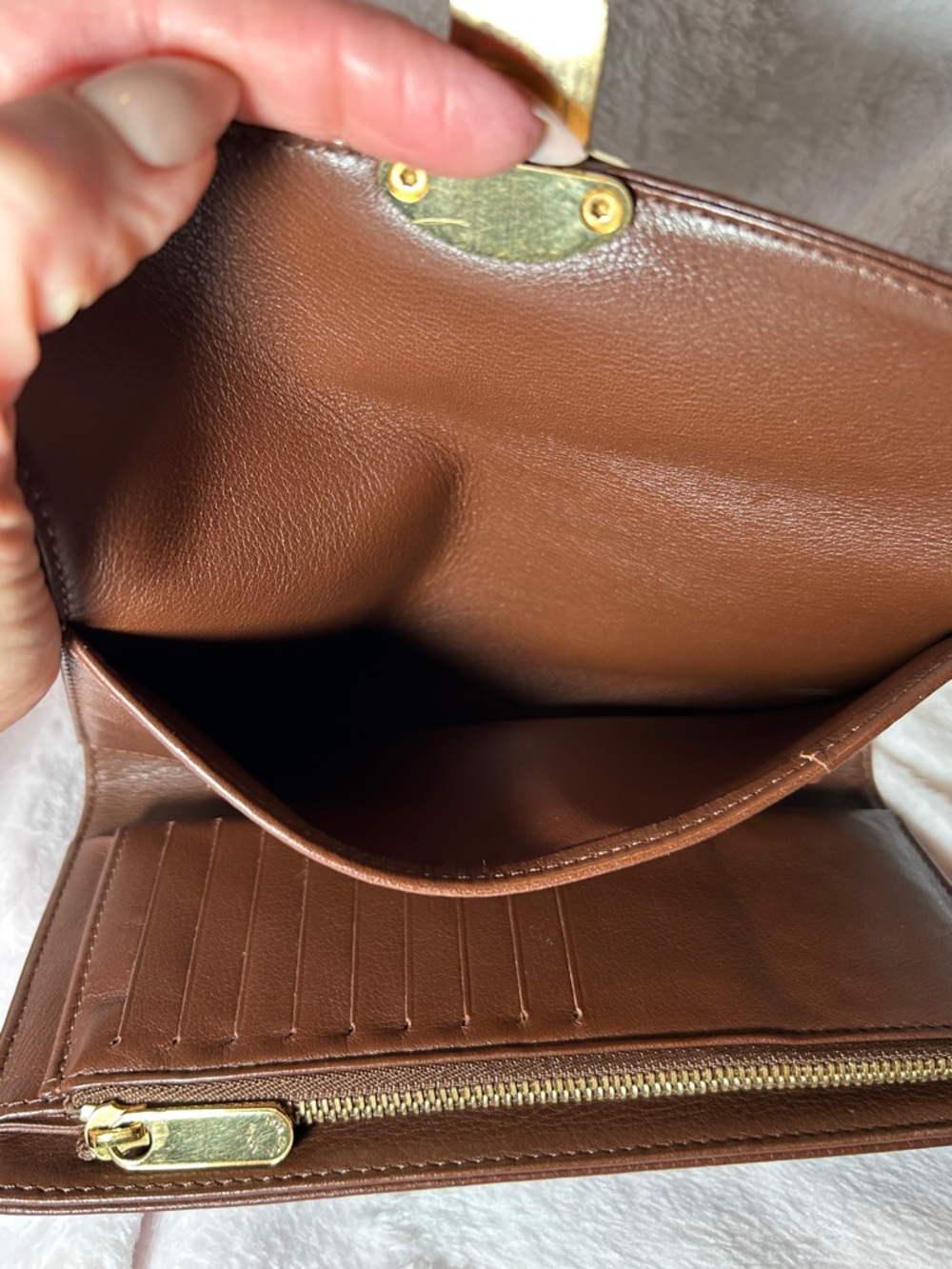 402. Louis Vuitton Mahina Amelia wallet in Acajou brown leather - Picture 8 of 13